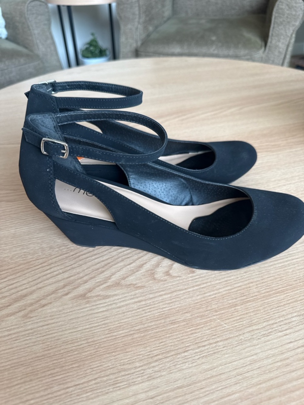 Me Too Black Wedge Pumps Ankle Strap Pointed Toe Size 11 Excellent Condition